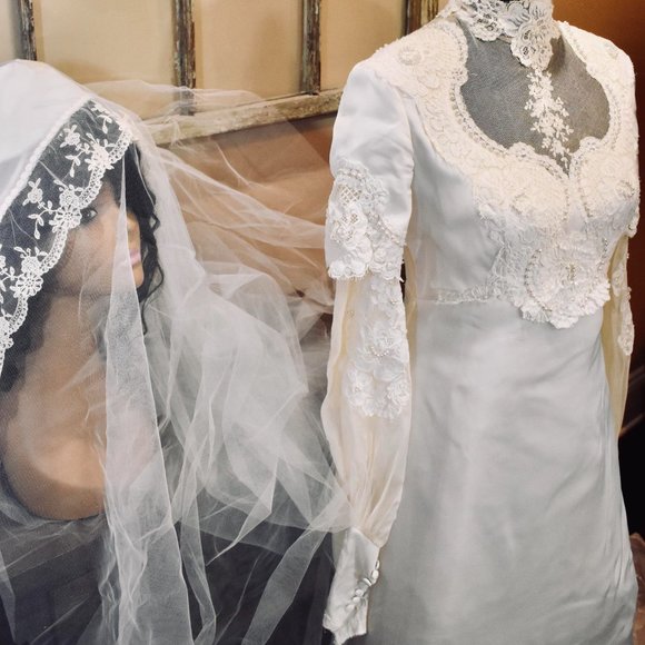 Satin, Lace and timeless beauty!  Vintage Wedding - Picture 2 of 5